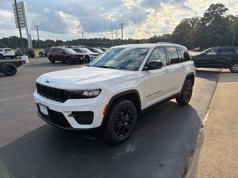 New 2025 Jeep Grand Cherokee Altitude image 4