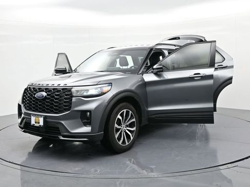 Used 2025 Ford Explorer ST-Line image 27