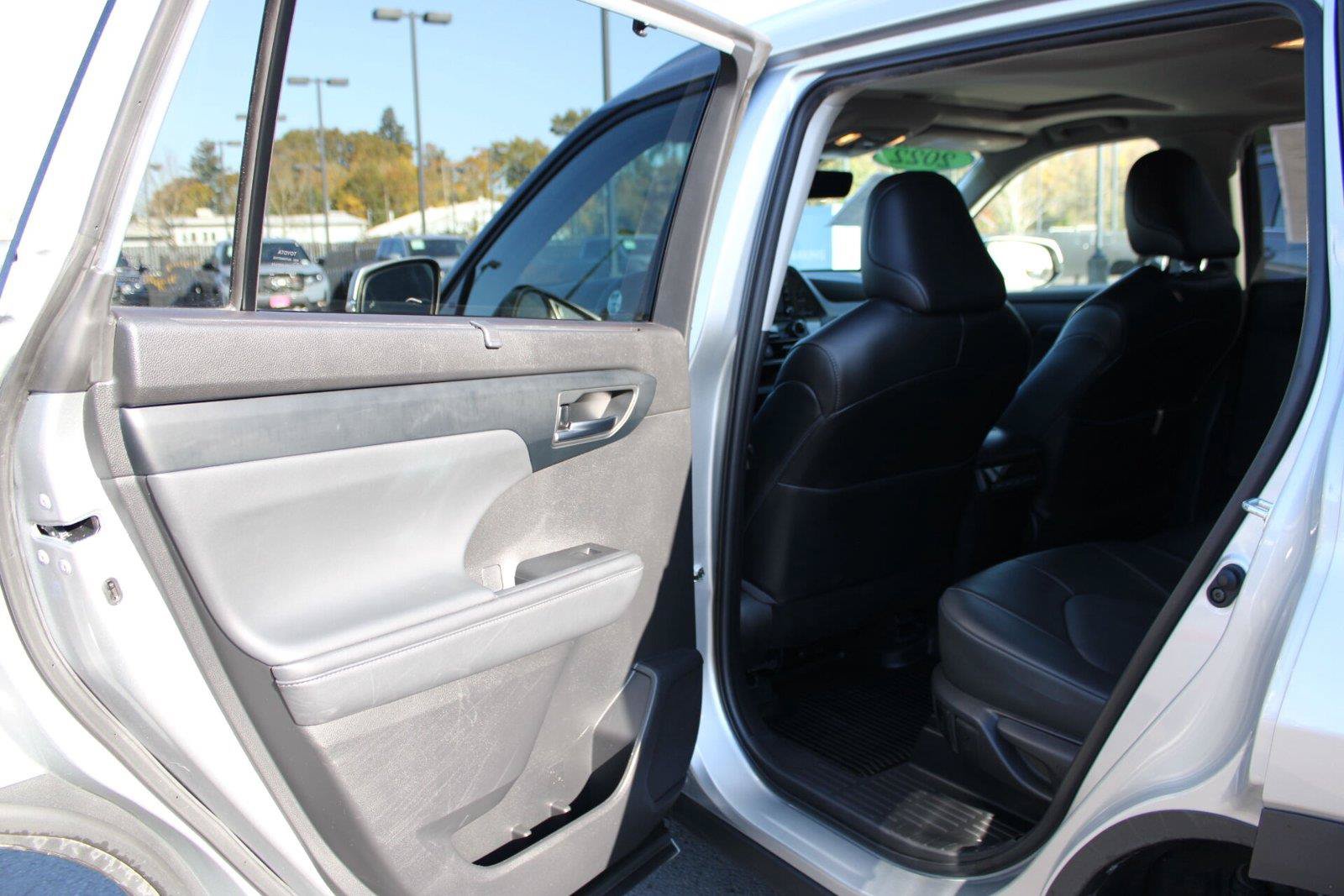 Used 2022 Toyota Highlander XLE AWD/4WD image 18