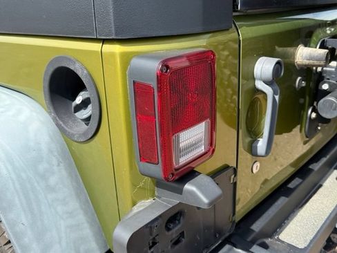Used 2010 Jeep Wrangler Unlimited Rubicon AWD/4WD image 14