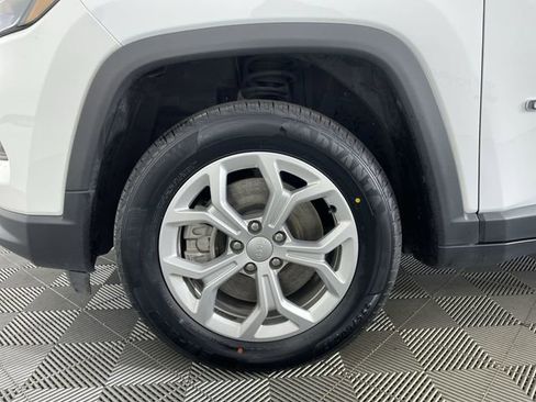 Used 2024 Jeep Compass Latitude image 17
