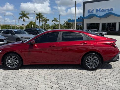 Used 2024 Hyundai Elantra SEL FWD image 3