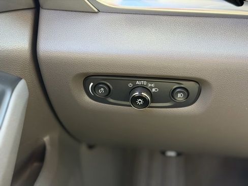 Used 2021 Chevrolet Traverse LT image 34