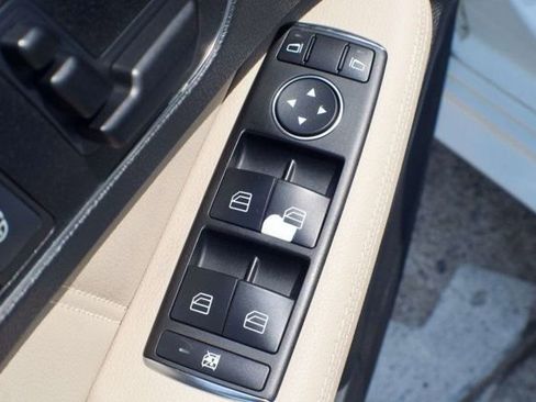 Used 2013 Mercedes-Benz E 350 4MATIC Sedan image 33