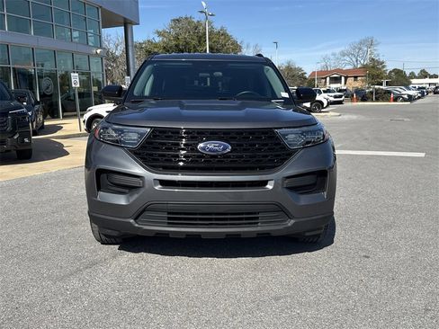 Used 2024 Ford Explorer XLT image 4