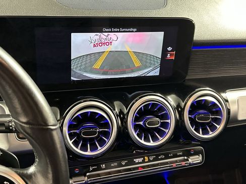 Used 2023 Mercedes-Benz GLB 250 w/ Premium Package image 18