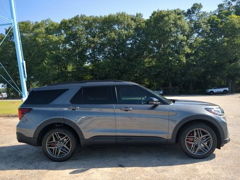 Used 2025 Ford Explorer ST-Line w/ Premium Package AWD/4WD image 2