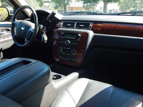 Used 2013 Chevrolet Avalanche LT image 17