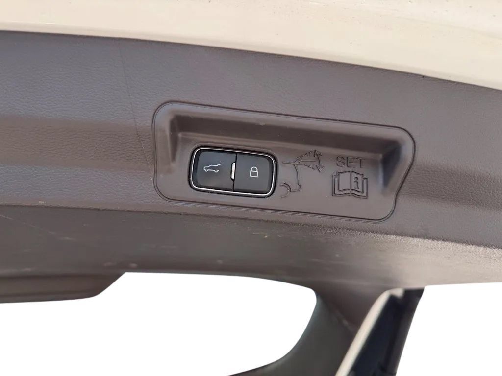 Used 2021 Ford Explorer Platinum w/ Equipment Group 601A AWD/4WD image 33