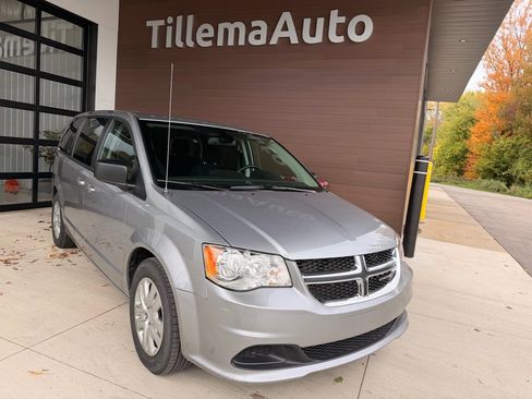 Used 2018 Dodge Grand Caravan SE image 1