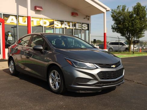Used 2018 Chevrolet Cruze LT w/ Convenience Package FWD image 4
