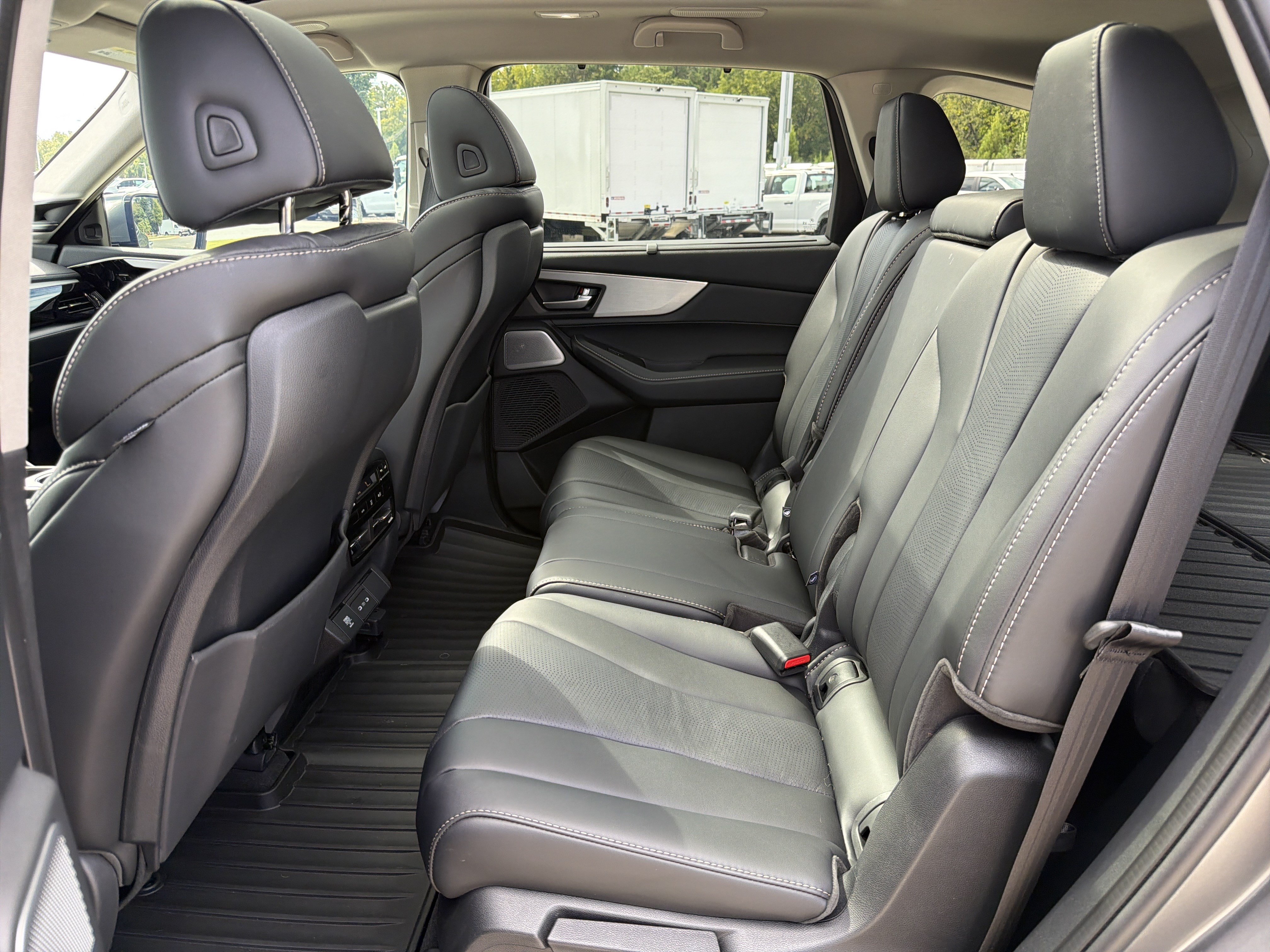 Used 2025 Acura MDX w/ Technology Package FWD image 31