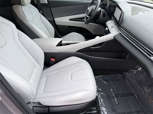 Certified 2025 Hyundai Elantra Limited image 19