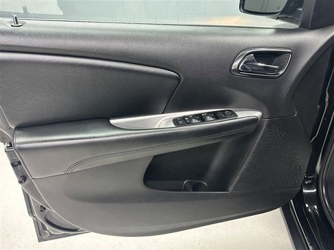 Used 2017 Dodge Journey SXT w/ Blacktop Package image 21