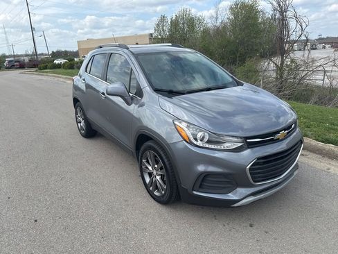 Used 2020 Chevrolet Trax LT w/ Sun & Sound Package image 2