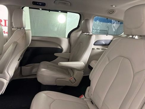 Used 2017 Chrysler Pacifica Touring-L FWD image 14