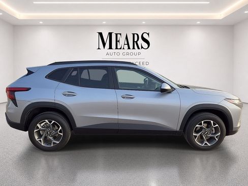 Used 2025 Chevrolet Trax LT w/ Driver Confidence Package FWD image 6