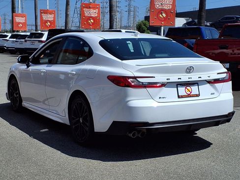 Used 2025 Toyota Camry SE FWD image 4