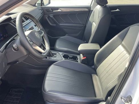 Used 2024 Volkswagen Tiguan SE w/ Panoramic Sunroof Package image 11