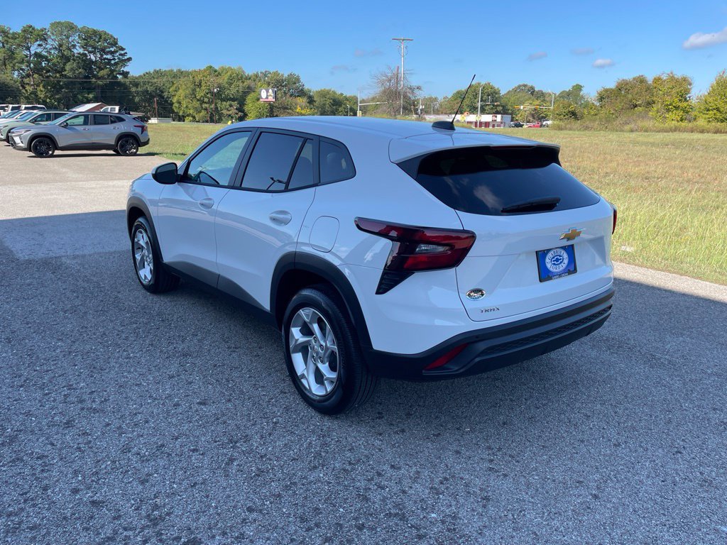 New 2026 Chevrolet Trax LS w/ LS Convenience Package FWD image 3