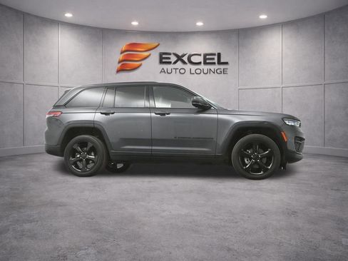 Used 2022 Jeep Grand Cherokee Altitude AWD/4WD image 44