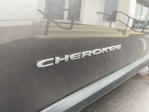 Used 2016 Jeep Cherokee Latitude w/ Cold Weather Group image 10