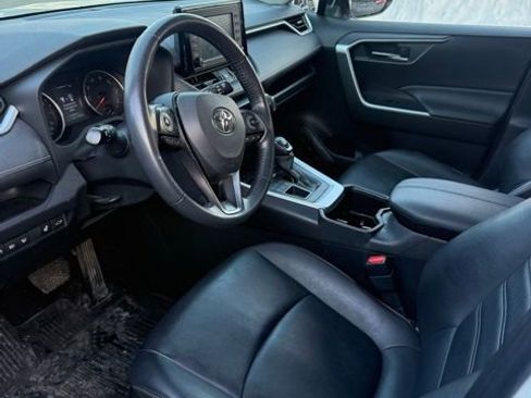 Used 2022 Toyota RAV4 XLE Premium image 8