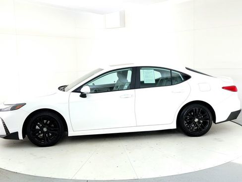 Used 2025 Toyota Camry Hybrid FWD image 3