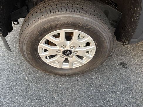 Certified 2025 Toyota Tacoma SR5 AWD/4WD image 35