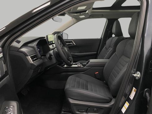 New 2025 Mitsubishi Outlander SE image 30