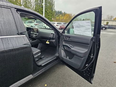 New 2025 Nissan Pathfinder SV w/ SV Premium Package image 30