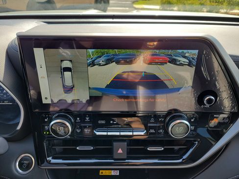 Used 2024 Toyota Highlander Limited image 35