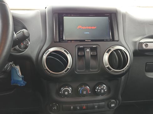 Used 2017 Jeep Wrangler Rubicon w/ Power Convenience Group image 19