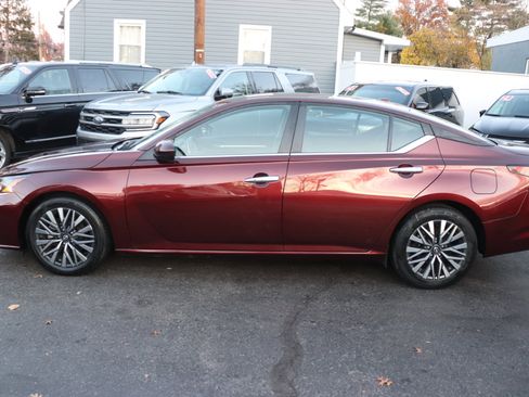 Used 2023 Nissan Altima 2.5 SV image 2