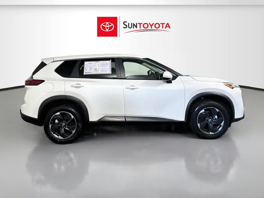 Used 2024 Nissan Rogue SV AWD/4WD image 2