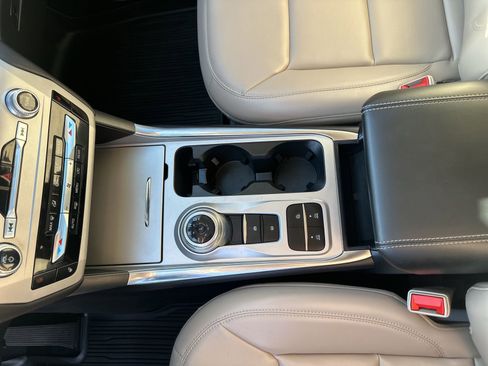 Used 2022 Ford Explorer XLT w/ Equipment Group 202A image 19