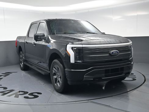 Used 2023 Ford F150 Lightning Lariat image 3