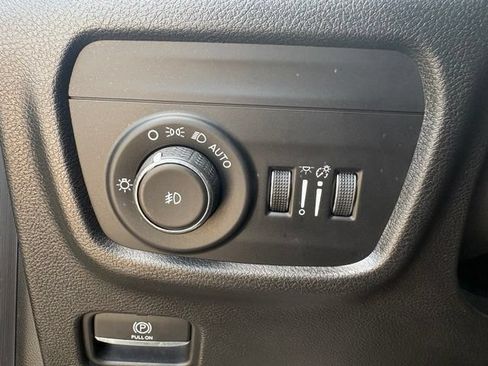 Used 2023 Jeep Grand Cherokee Limited w/ Black Appearance Package AWD/4WD image 19