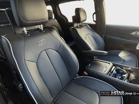 New 2026 Chrysler Pacifica Limited w/ Uconnect Theater Family Group image 13
