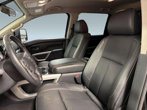 Used 2017 Nissan Titan PRO-4X AWD/4WD image 4