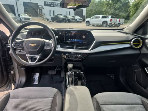 Used 2024 Chevrolet Trax LT w/ Sunroof Package FWD image 20
