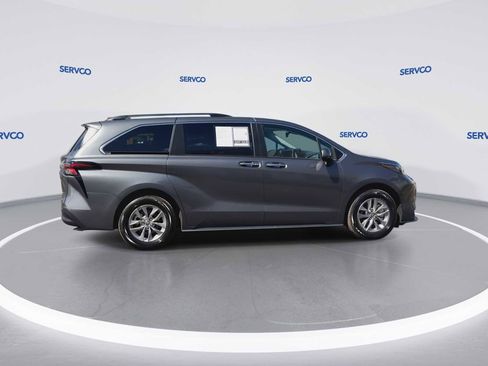 Used 2025 Toyota Sienna XLE image 9