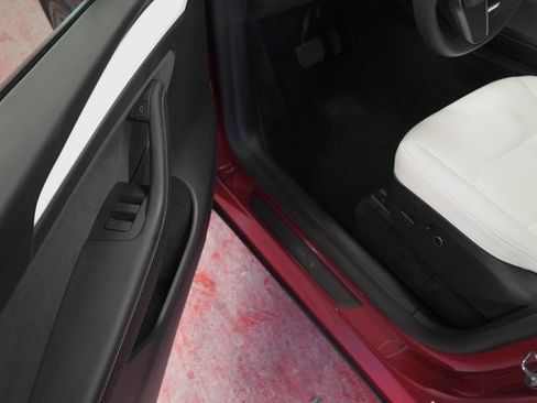 Used 2025 Tesla Model Y Long Range image 9