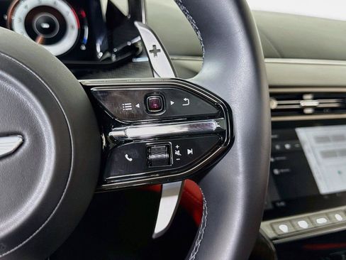 Used 2025 Aston Martin Vanquish RWD image 21
