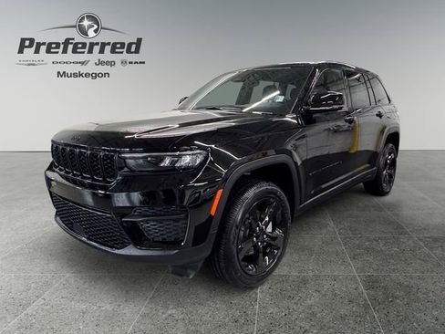 New 2025 Jeep Grand Cherokee Altitude AWD/4WD image 9