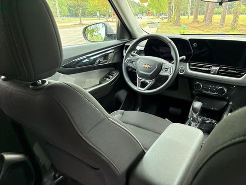 Used 2024 Chevrolet TrailBlazer LT w/ LT Cold Weather Package FWD image 25