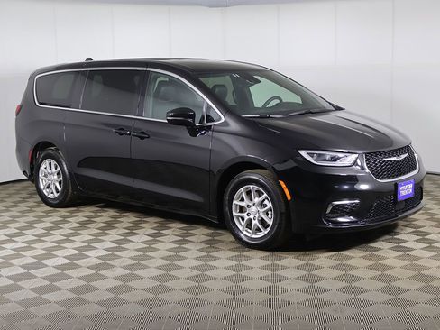 Used 2025 Chrysler Pacifica Select FWD image 47
