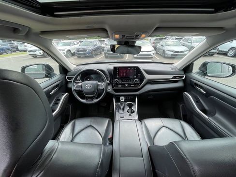 Used 2020 Toyota Highlander XLE FWD image 22