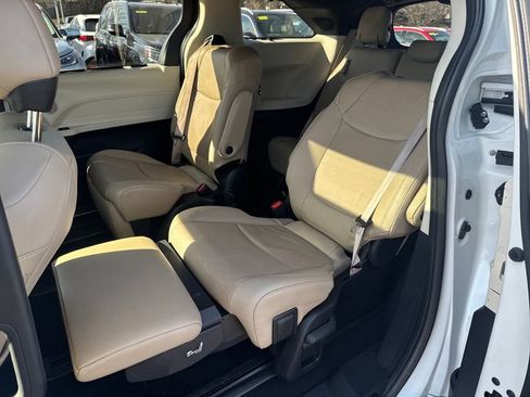 Used 2023 Toyota Sienna Limited image 42