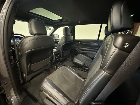 Used 2023 Jeep Grand Cherokee L Laredo image 15